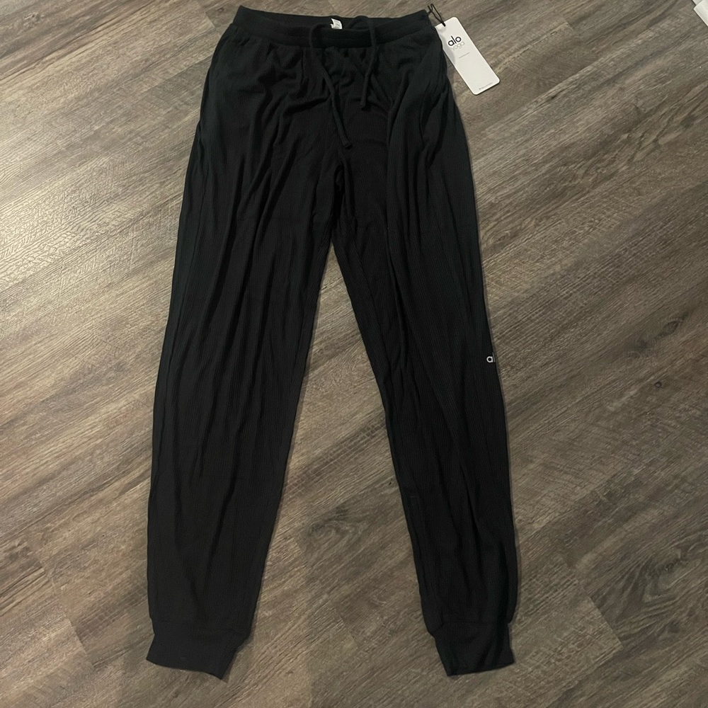 Alo Black high waist ribbed whisper pant